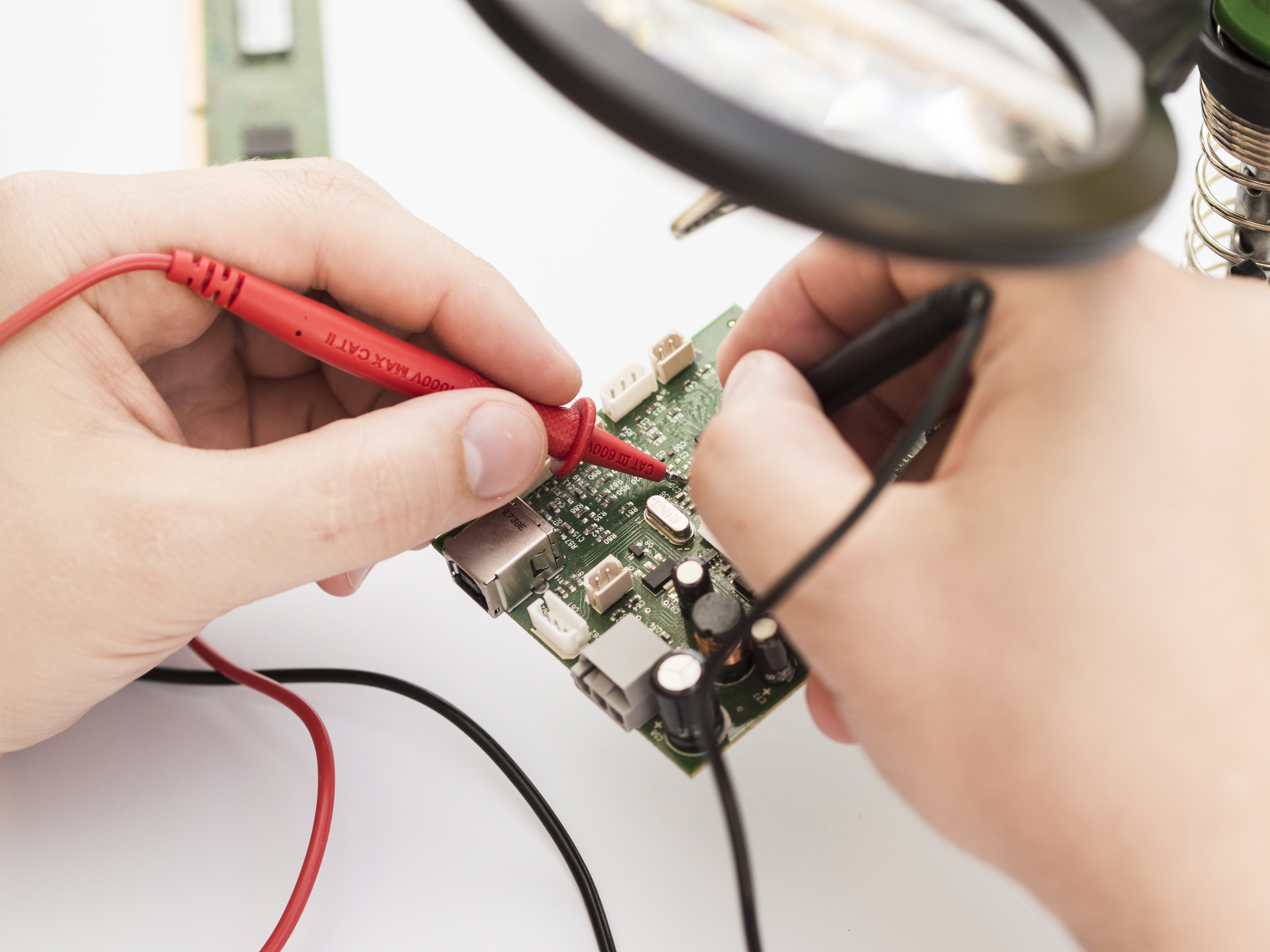 Oprava řídící jednotky elektrokoloběžky.